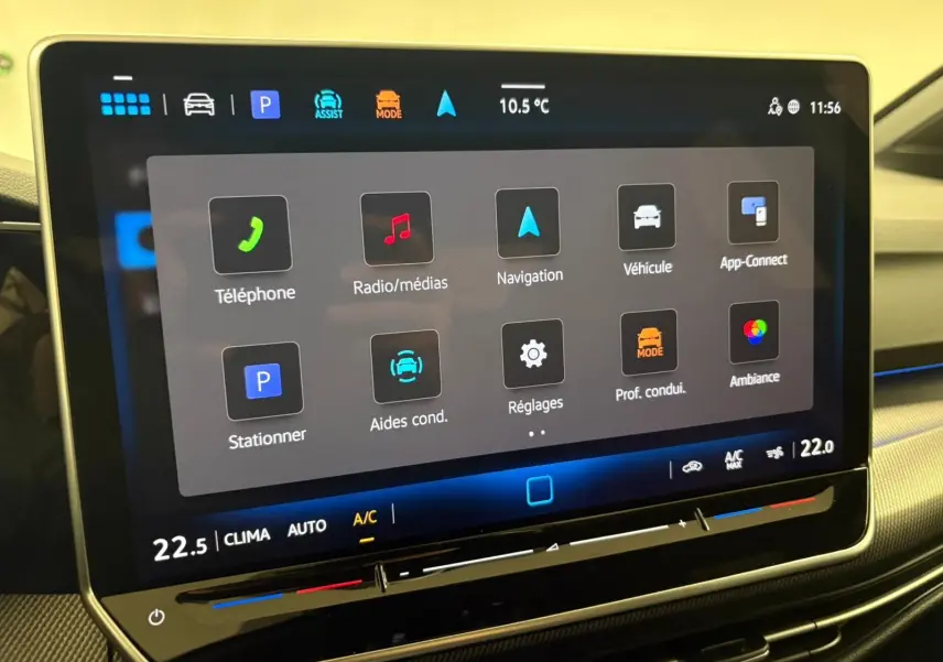 Écran tactile central de la Volkswagen Golf 1.5 eTSI 150 DSG7 R-Line Edition affichant les options de navigation et assistance.