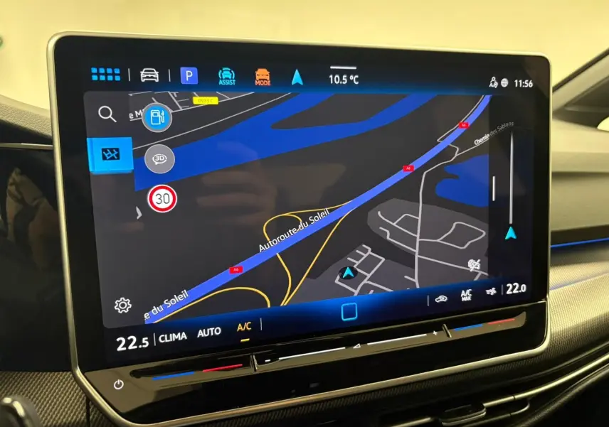 Écran tactile central du tableau de bord de la Volkswagen Golf Gris Dauphin 2025 avec navigation et climatisation digitale.