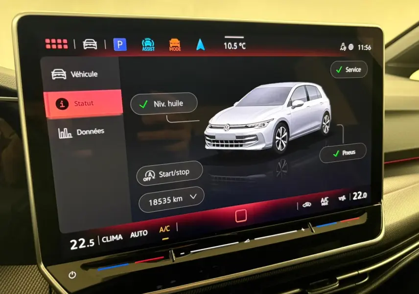 Écran tactile intérieur affichant la vue 3D d’une Volkswagen Golf blanche en diagnostic véhicule.