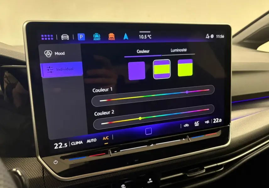Écran tactile central affichant les réglages de couleur d'ambiance intérieure sur Volkswagen Golf Gris Dauphin 2025.