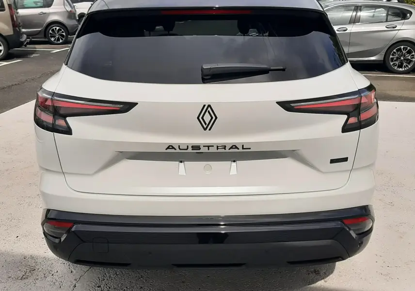 Vue arrière du Renault Austral blanc nacré avec toit noir étoilé et feux arrière LED fins en 2026.