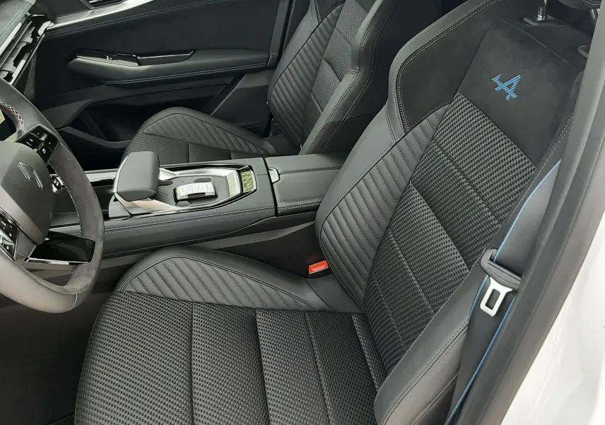 Vue intérieure côté droit du Renault Austral Esprit Alpine 2026, sièges noirs avec logo Alpine bleu brodé.