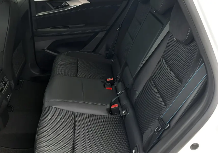 Vue intérieure côté droit de la banquette arrière noire en tissu Alcantara avec surpiqûres bleues du Renault Austral 2026.