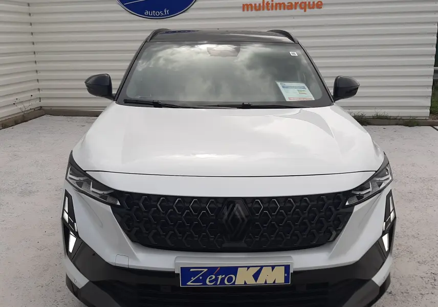 Vue avant d'un Renault Austral blanc nacré avec toit noir étoilé, calandre noire et feux LED distinctifs.