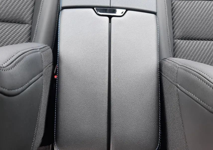 Vue plongeante sur la console centrale noire avec surpiqûres bleues du Renault Austral Esprit Alpine 2026.
