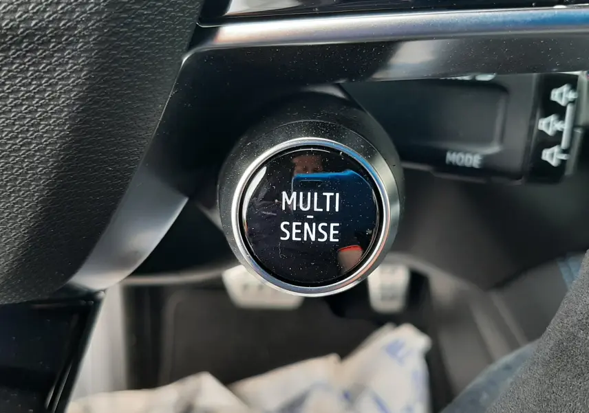 Gros plan sur le bouton Multi-Sense du tableau de bord intérieur du Renault Austral blanc nacré 2026.