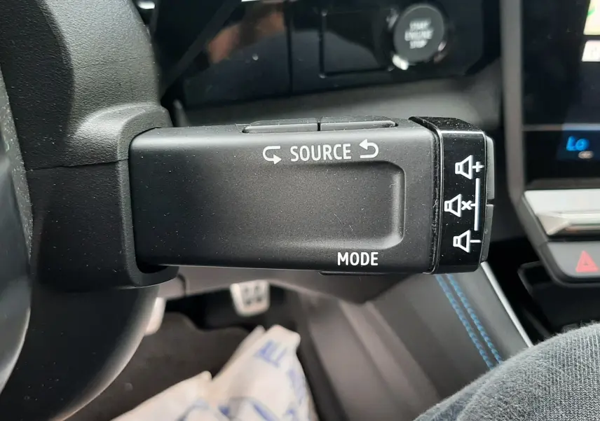 Gros plan sur la commande au volant noire avec inscriptions blanches dans l’habitacle noir du Renault Austral 2026.