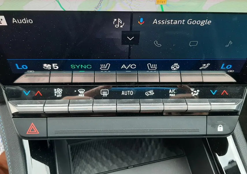 Vue rapprochée de la console centrale du Renault Austral blanc nacré, avec commandes climatisation et écran tactile.