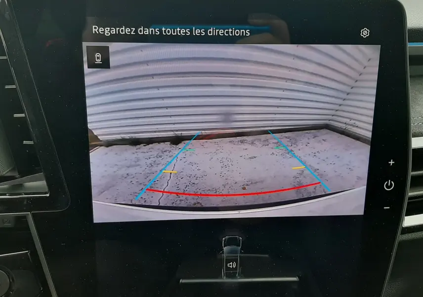 Écran central affichant la caméra de recul du Renault Austral avec lignes de guidage colorées.