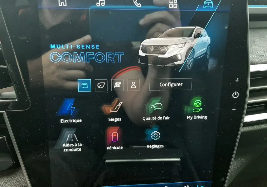 Écran tactile intérieur du Renault Austral 2026 affichant le mode Confort et options de conduite.