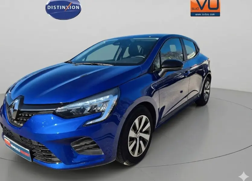 Renault Clio V TCe 90 bleu foncé vue 3/4 avant droit, avec phares LED et jantes alliage distinctives.