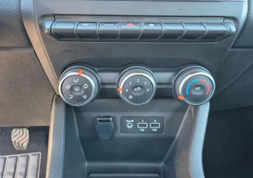Détail de la console centrale avec commandes manuelles de climatisation et boutons de fonction sur Renault Clio V TCe 90 Equilibre 2023.