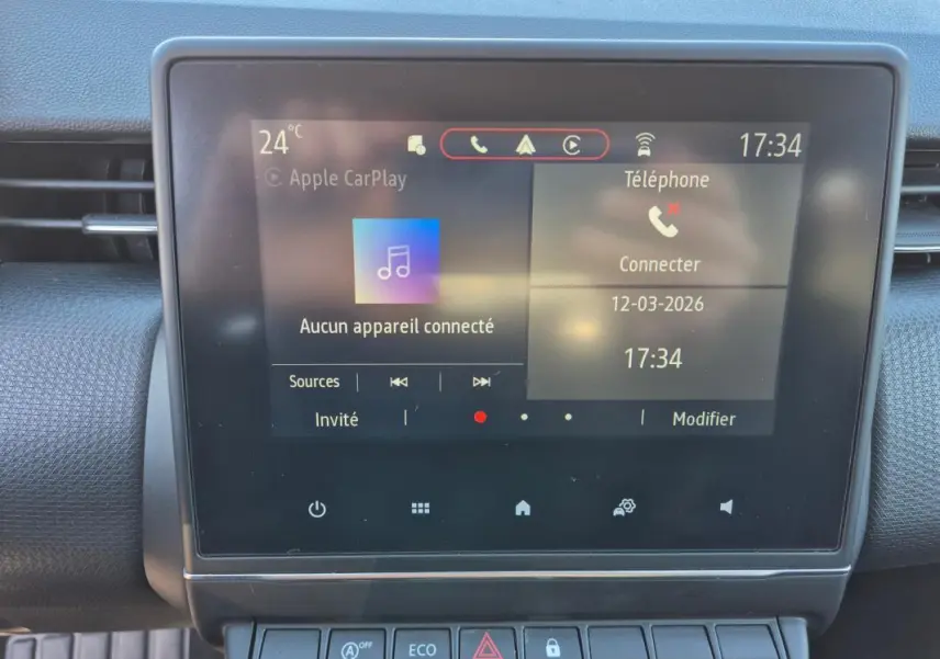 Écran tactile central de la Renault Clio V TCe 90 Équilibre 2023 affichant la connectivité Apple CarPlay.