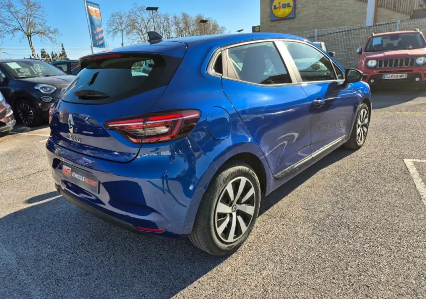 Renault Clio bleu foncé vue 3/4 arrière droit, avec feux arrière LED et jantes alliage distinctives.