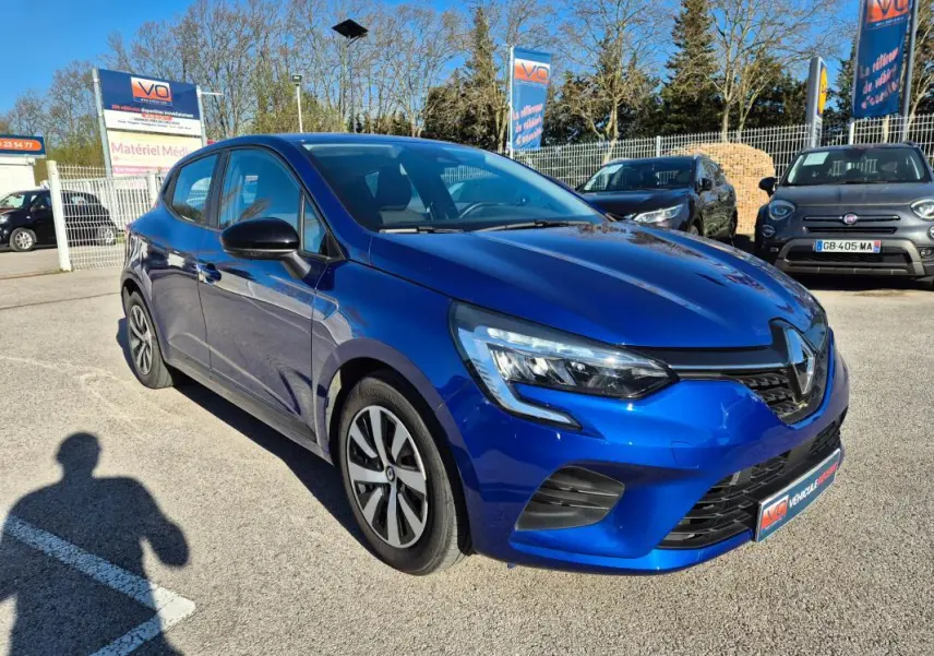 Renault Clio V TCe 90 bleu foncé vue 3/4 avant droit, avec phares LED et jantes alliage distinctives.