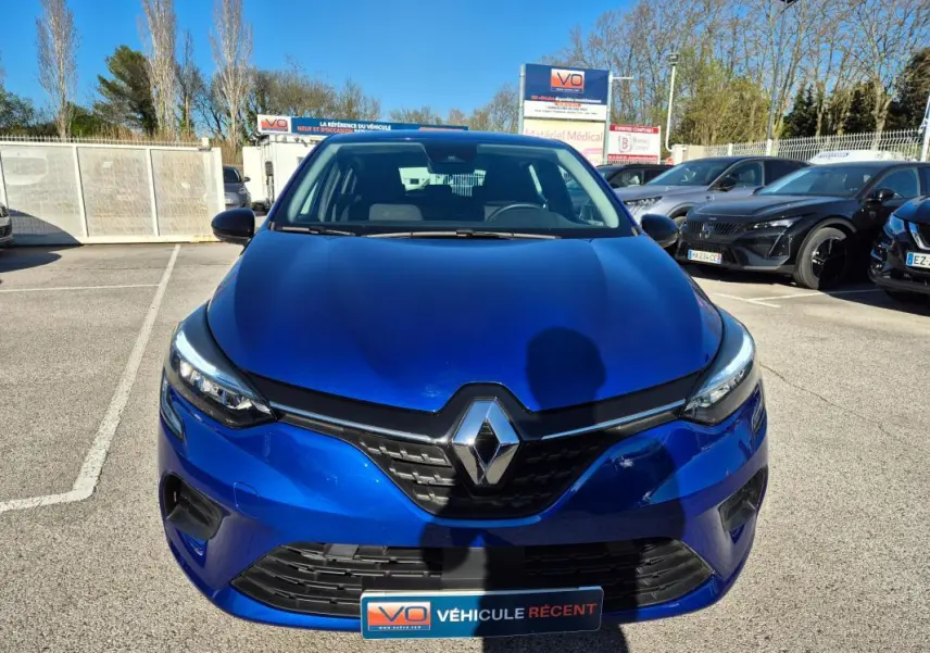 Vue avant d'une Renault Clio V TCe 90 Equilibre bleu foncé 2023, avec calandre noire et logo Renault bien visible.