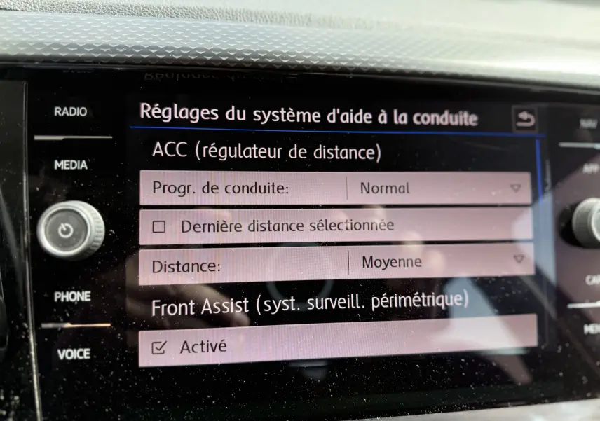Écran central du Volkswagen T-Cross 1.6 TDI 2019 montrant les réglages d’aide à la conduite en mode normal.