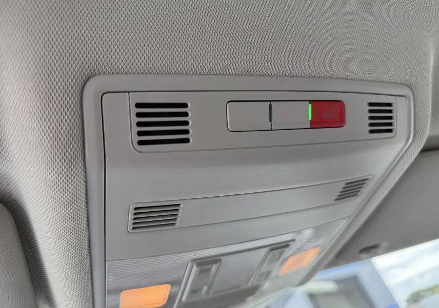 Détail du plafonnier gris clair avec bouton SOS rouge et voyants verts dans l’habitacle du Volkswagen T-Cross 2019.