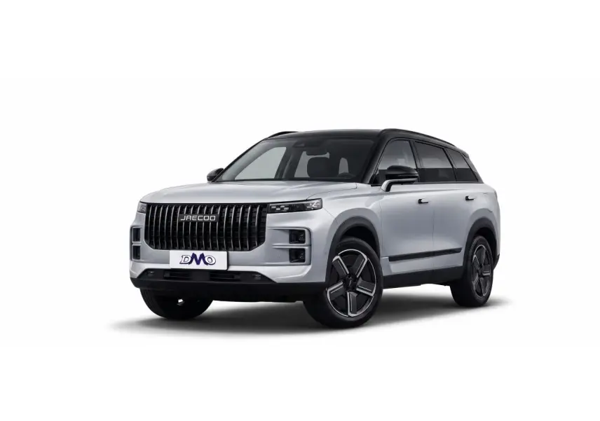 SUV JAECOO J7 2026 en 3/4 avant, peinture argent Moonlight avec toit noir et jantes alliage noires.