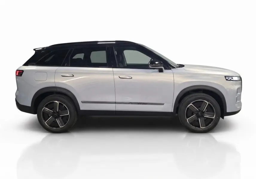 SUV JAECOO J7 1.5 SHS-P 2026 en profil droit, peinture argent Moonlight avec toit noir et jantes alliage.