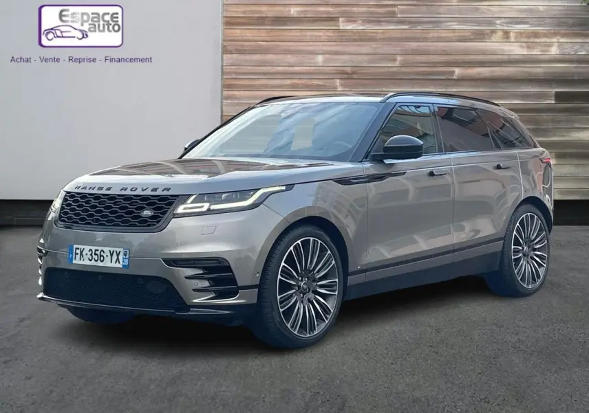 Vue 3/4 avant d'un Range Rover Velar gris 2019 avec jantes alliage distinctives et calandre noire élégante.