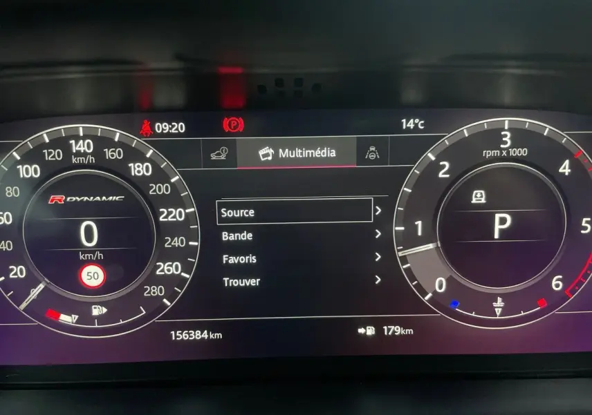 Tableau de bord numérique du Range Rover Velar gris 2019, affichant vitesse à 0 km/h et mode parking P.