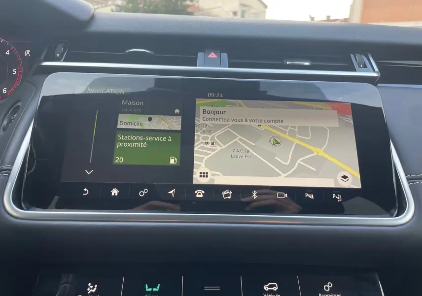 Écran tactile central du Range Rover Velar 2019 affichant la navigation et les options de sièges, tableau de bord noir.