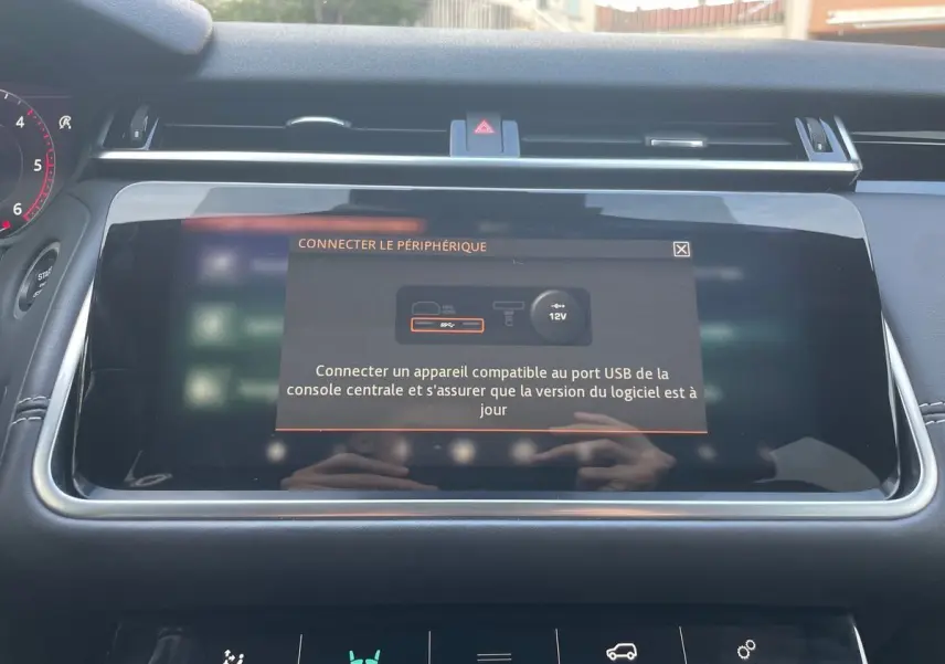 Écran tactile central du Range Rover Velar gris 2019 affichant un message de connexion USB dans l’habitacle.