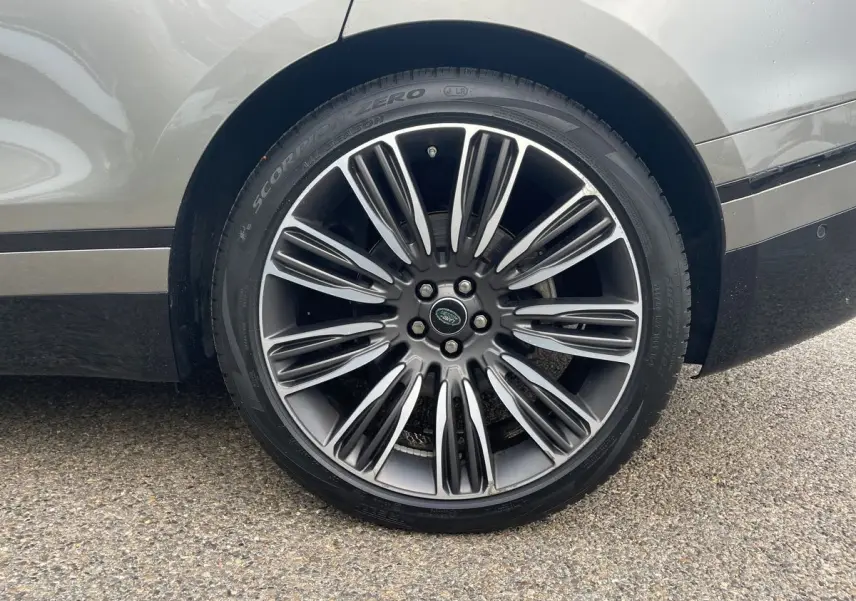 Gros plan sur la roue avant gauche gris métallisé d’un Range Rover Velar 2019 avec jante alliage distinctive.