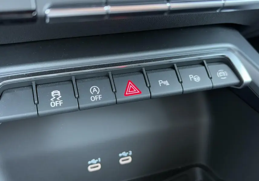 Gros plan sur les boutons de commande du tableau de bord d'une Audi A3 Sportback 2024, finition Advanced Edition.