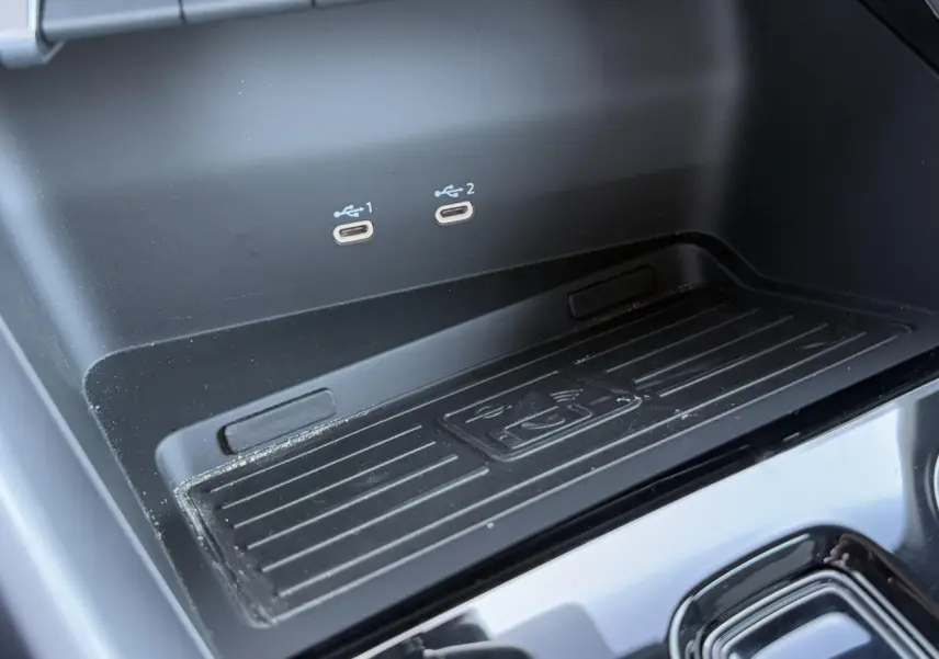 Gros plan sur la zone de recharge sans fil et ports USB-C dans l'habitacle de l'Audi A3 Sportback 2024 Blanc Arkona