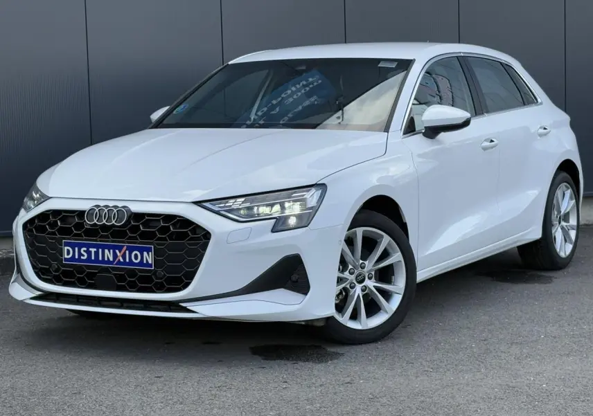 Audi A3 Sportback blanc Arkona vue 3/4 avant droit avec calandre hexagonale et jantes alliage 17 pouces
