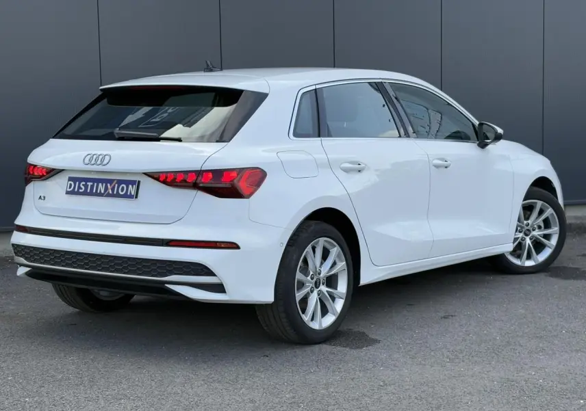 Audi A3 Sportback blanc Arkona vue 3/4 arrière droit avec feux arrière LED et jantes alliage 17 pouces