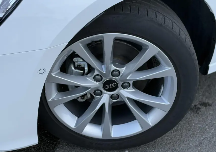 Gros plan sur la jante alliage 17 pouces argentée de l'Audi A3 Sportback Blanc Arkona côté avant droit.