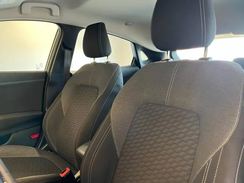 Gros plan sur les sièges avant noirs avec surpiqûres blanches de la Ford Puma 2022 Fashion Gris Magnetic.