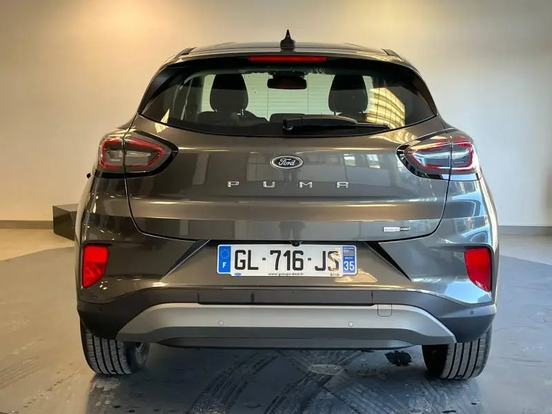 Vue arrière d'une Ford Puma gris métallisé avec feux LED et plaque d'immatriculation française visible.