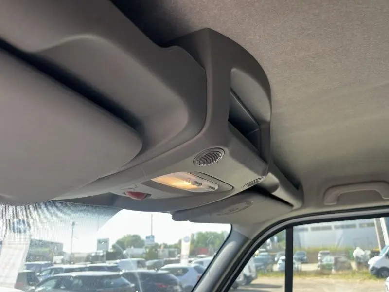 Plafonnier intérieur avec éclairage allumé et rangement, vue côté conducteur du Renault Master blanc Glacier 2018