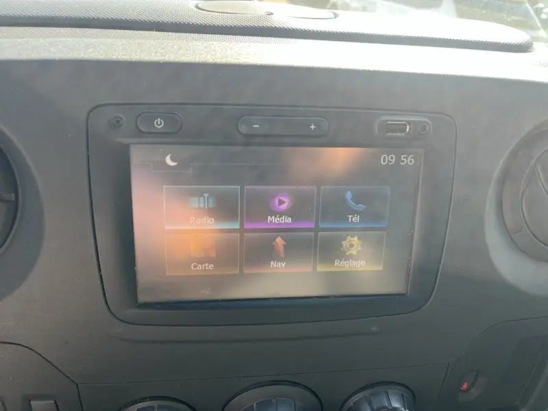 Écran tactile central du tableau de bord du Renault Master blanc, affichant les options radio, média, téléphone, navigation et réglages.