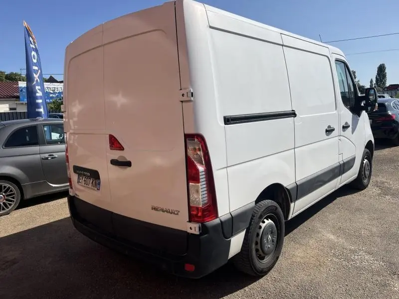 Renault Master blanc glacier vu en 3/4 arrière droit, fourgon utilitaire avec portes arrière pleines et bande noire latérale.