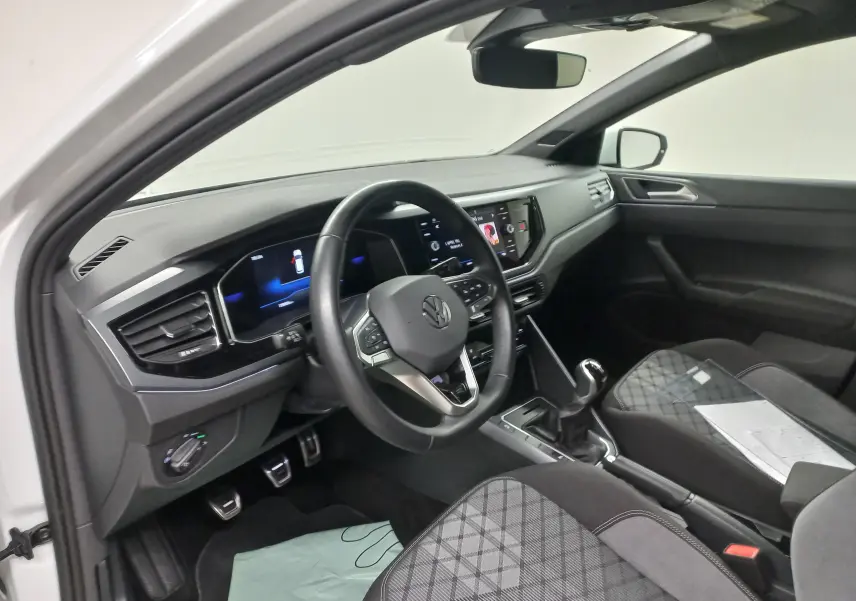 Vue intérieure côté conducteur de la Volkswagen Polo 1.0 TSI R-Line 2025 avec tableau de bord numérique et volant multifonction.