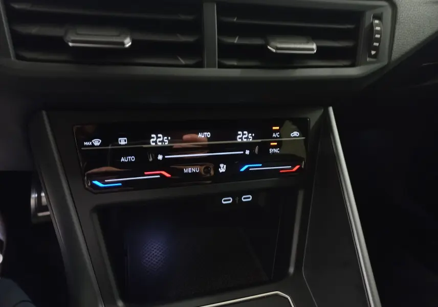 Tableau de bord intérieur de Volkswagen Polo 2025, vue centrée sur la commande de climatisation digitale avec affichage température.