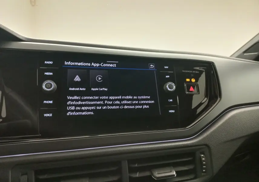 Écran tactile central de la Volkswagen Polo 2025 affichant les options Android Auto et Apple CarPlay.