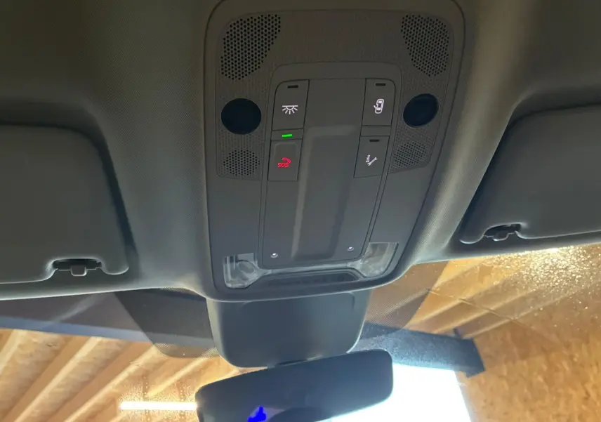 Vue intérieure du plafonnier avec commandes d’éclairage et bouton SOS de l’Audi Q3 Sportback noir 2022.