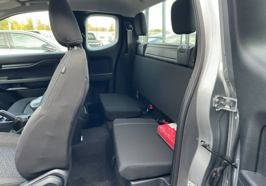 Vue intérieure côté droit du Ford Ranger gris iconic 2026, montrant les sièges arrière SuperCab et la porte ouverte.