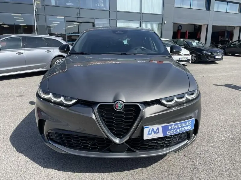Vue avant d'une Alfa Romeo Tonale gris foncé métal 2023 avec calandre caractéristique en V et phares LED triples.