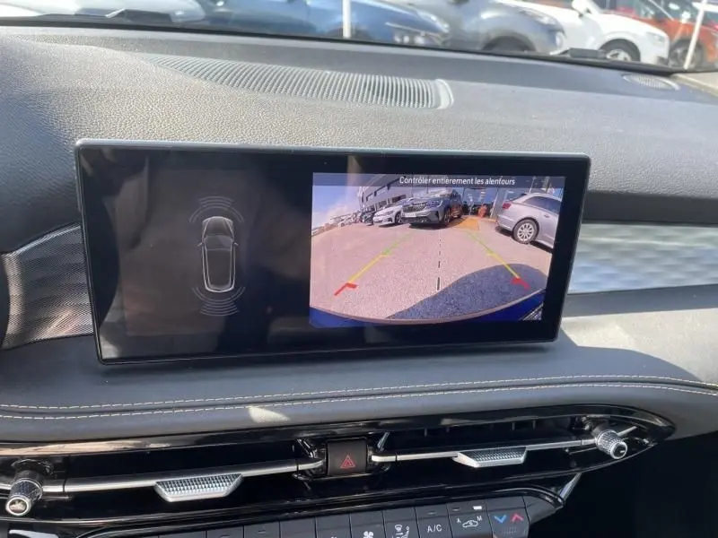Écran central affichant la caméra de recul dans l'Alfa Romeo Tonale gris foncé, vue intérieure du tableau de bord.