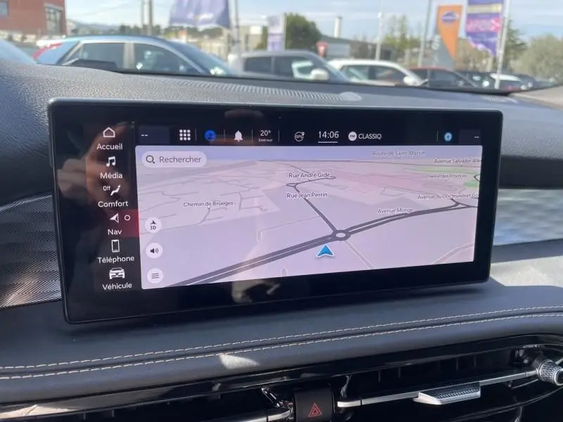 Écran tactile du système de navigation de l'Alfa Romeo Tonale 2023, vue intérieure centrée sur la carte GPS.