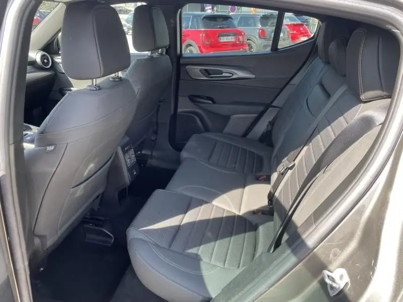 Vue intérieure côté droit des sièges arrière en cuir gris foncé de l'Alfa Romeo Tonale 1.3 PHEV 280 CV TI 2023.