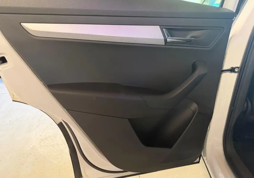 Vue intérieure de la porte arrière droite blanche du Skoda Karoq 1.5 TSI 150 Ambition Phase 2 2023.