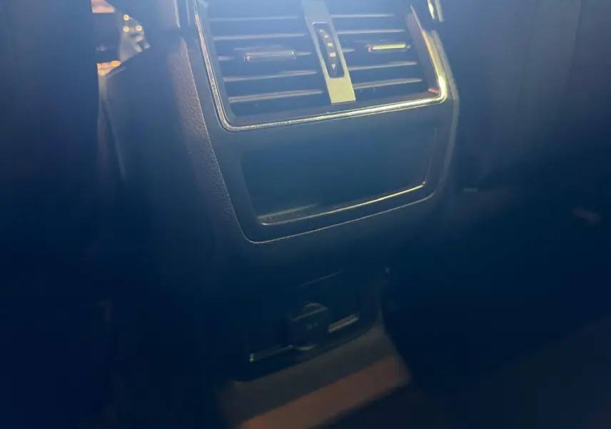 Détail de la console arrière avec bouches d'aération et prise 12V du Skoda Karoq blanc 2023, version 1.5 TSI Ambition.